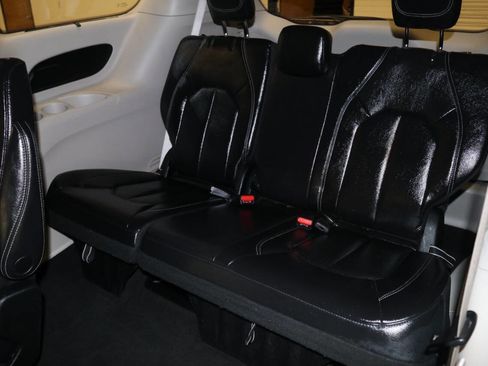 Used 2023 Chrysler Pacifica Touring-L image 16