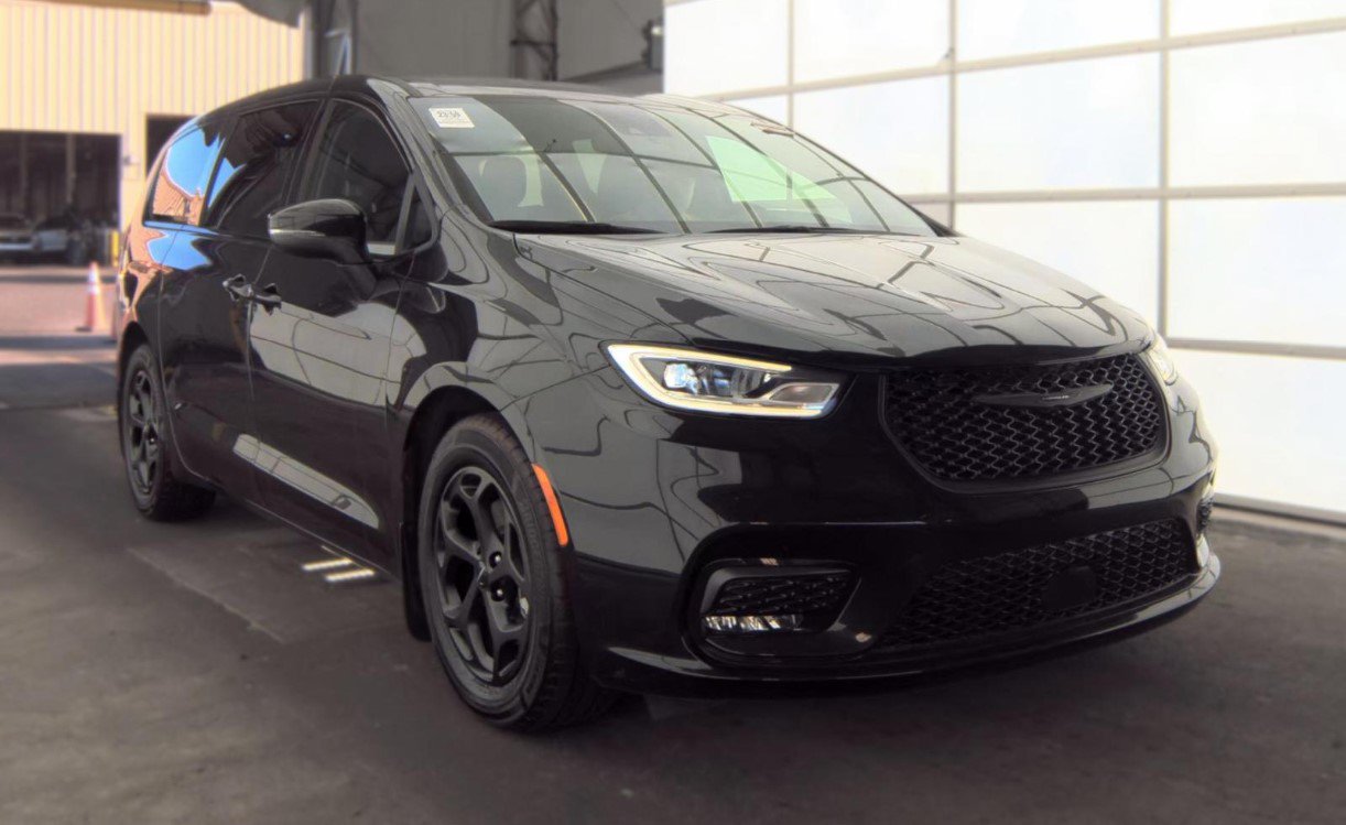 Used 2023 Chrysler Pacifica Touring-L w/ S Appearance Package FWD image 2