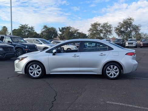 Used 2025 Toyota Corolla LE image 3