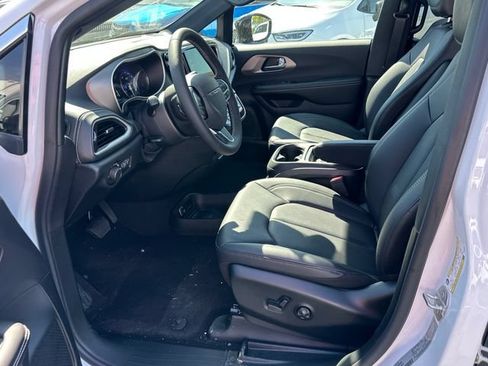 New 2027 Chrysler Pacifica Select AWD/4WD image 9
