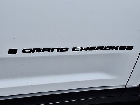 New 2025 Jeep Grand Cherokee Limited image 16