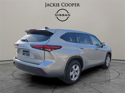 Used 2024 Toyota Highlander LE image 3