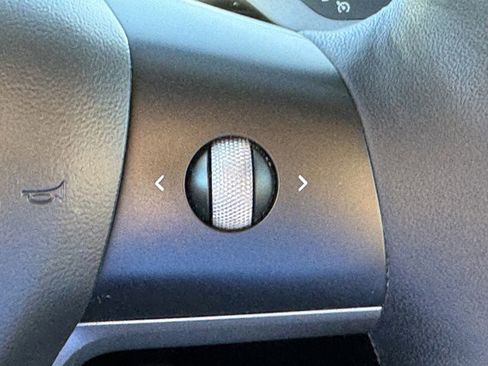 Used 2022 Tesla Model Y Long Range image 18