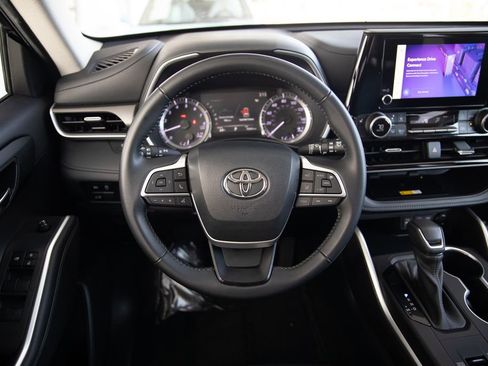 Used 2023 Toyota Highlander XLE FWD image 17