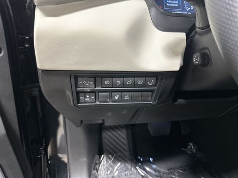 Used 2025 Toyota Sequoia Capstone AWD/4WD image 38