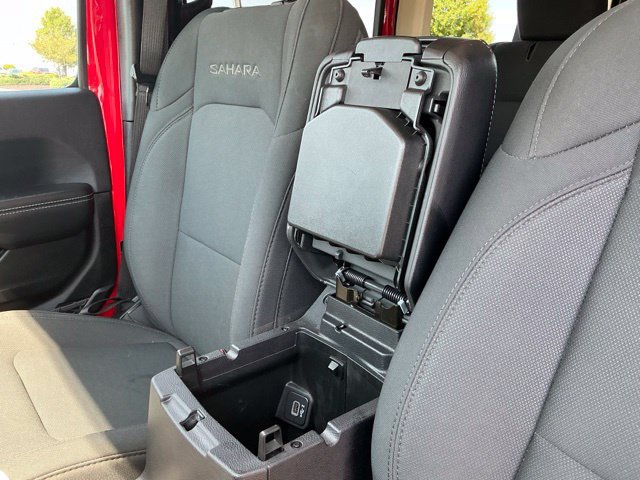 Used 2018 Jeep Wrangler Unlimited Sahara w/ Uconnect 4C Nav & Sound Group AWD/4WD image 33