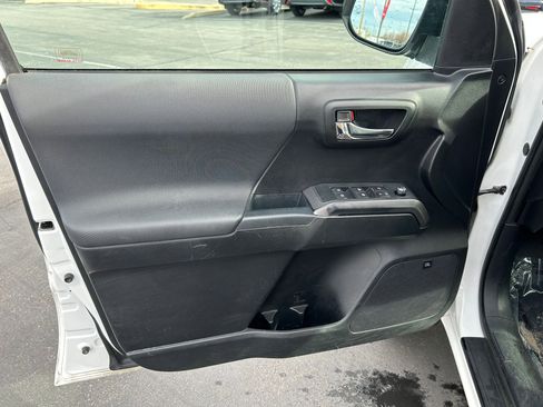 Used 2017 Toyota Tacoma TRD Sport image 9