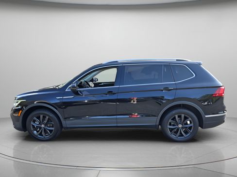 Certified 2024 Volkswagen Tiguan SE FWD image 2