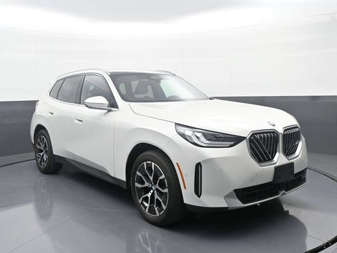 Used 2025 BMW X3 xDrive30i w/ Premium Package AWD/4WD image 3
