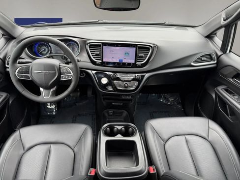 Used 2025 Chrysler Pacifica Select FWD image 12