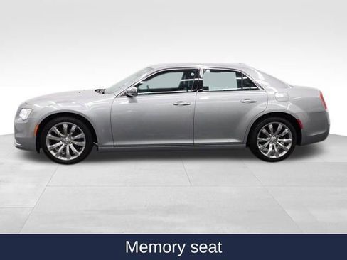 Used 2018 Chrysler 300 Limited image 7