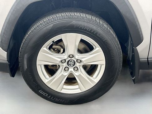 Used 2020 Toyota RAV4 XLE w/ Convenience Package FWD image 28
