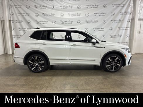 Used 2024 Volkswagen Tiguan SEL R-Line image 2