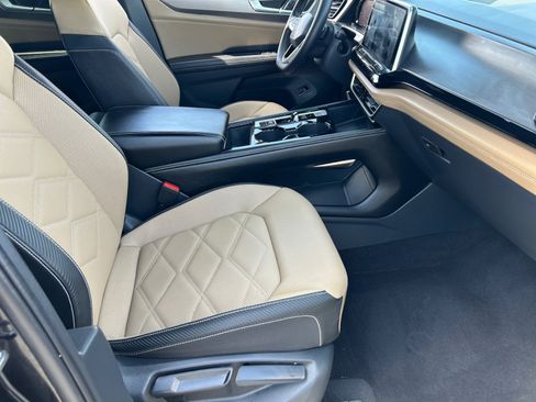 Used 2024 Volkswagen Atlas Cross Sport SE w/ Panoramic Sunroof Package FWD image 18