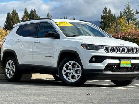 Used 2024 Jeep Compass Latitude image 2