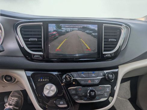 Used 2023 Chrysler Pacifica Touring-L FWD image 16