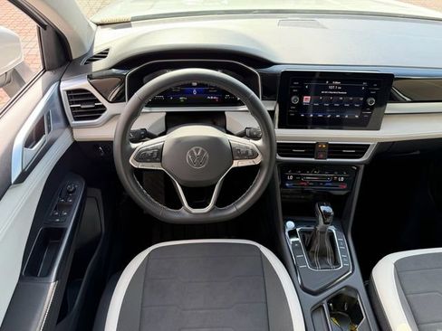 Certified 2025 Volkswagen Taos SE FWD image 16