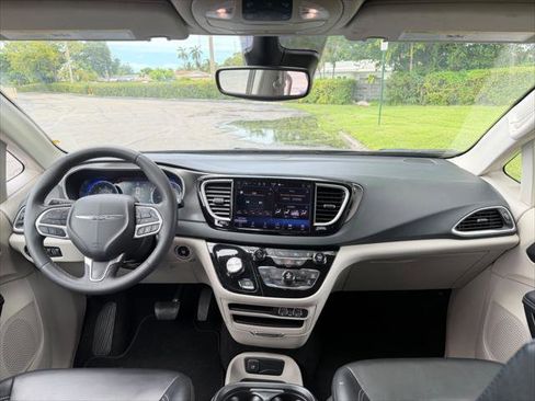 Used 2023 Chrysler Pacifica Touring-L FWD image 23