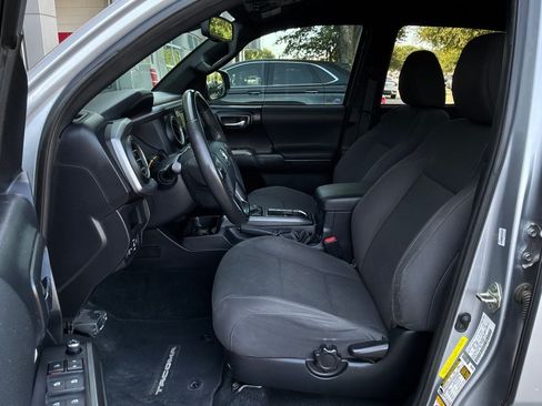 Used 2018 Toyota Tacoma TRD Off-Road AWD/4WD image 11