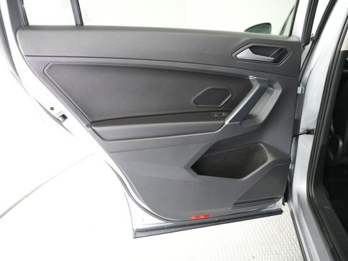 Used 2020 Volkswagen Tiguan SE image 38