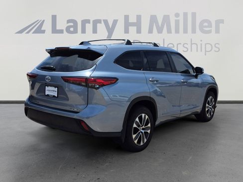 Used 2023 Toyota Highlander XLE AWD/4WD image 5