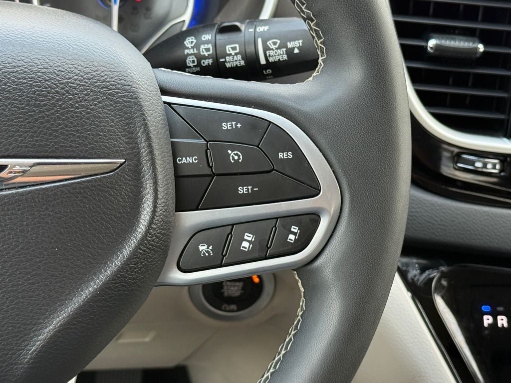 Used 2024 Chrysler Pacifica Touring-L FWD image 22