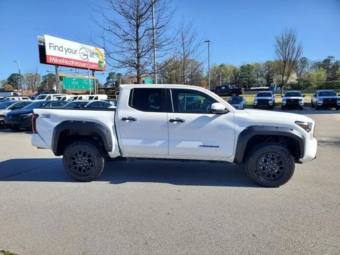 Used 2025 Toyota Tacoma TRD Off-Road AWD/4WD image 2