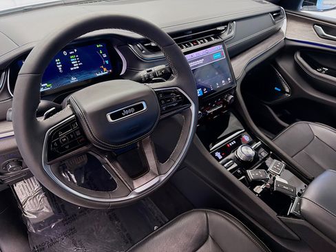 Used 2023 Jeep Grand Cherokee Overland image 7