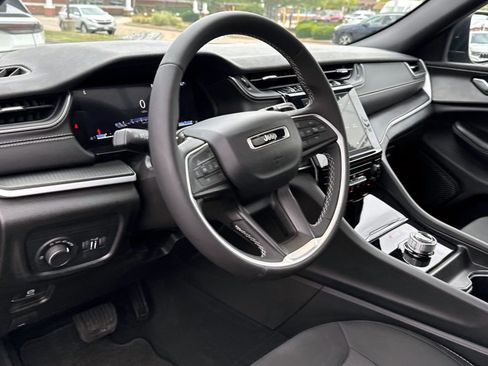 Used 2025 Jeep Grand Cherokee Laredo X image 10