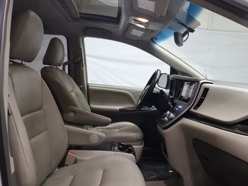 Used 2017 Toyota Sienna XLE image 9