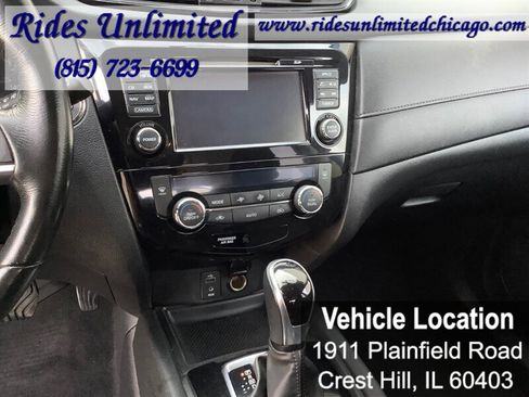 Used 2017 Nissan Rogue SV w/ SV Premium Package image 16