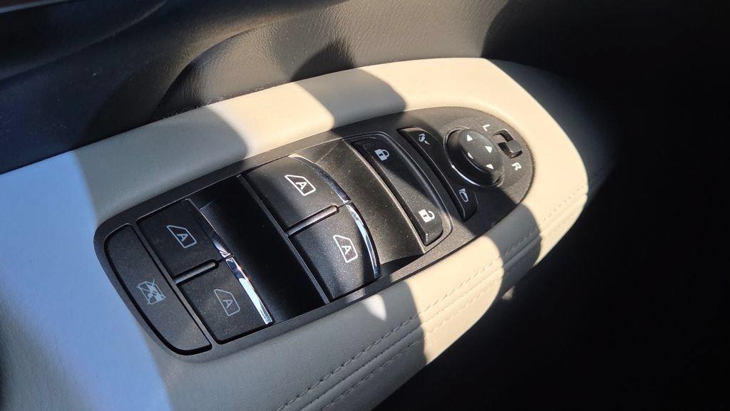 Used 2017 INFINITI Q70 3.7 w/ Sport Package AWD/4WD image 27