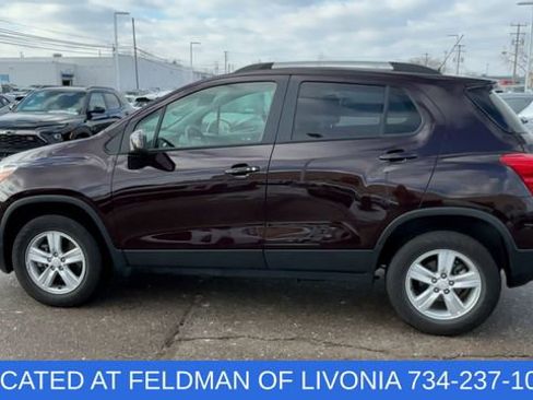 Used 2022 Chevrolet Trax LT w/ LT Convenience Package image 5