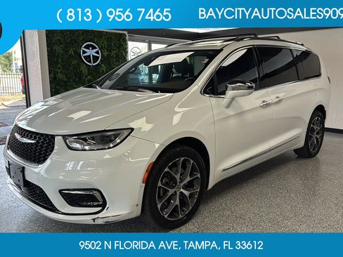 Used 2021 Chrysler Pacifica Limited w/ Uconnect Theater Family Group AWD/4WD image 1