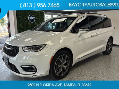 Used 2021 Chrysler Pacifica Limited w/ Uconnect Theater Family Group