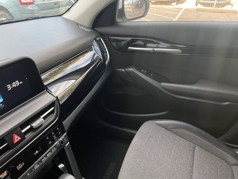 Used 2025 Kia Seltos S image 38