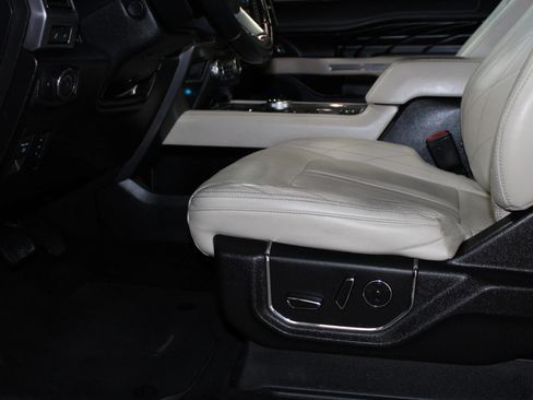 Used 2018 Ford Expedition Platinum RWD image 25