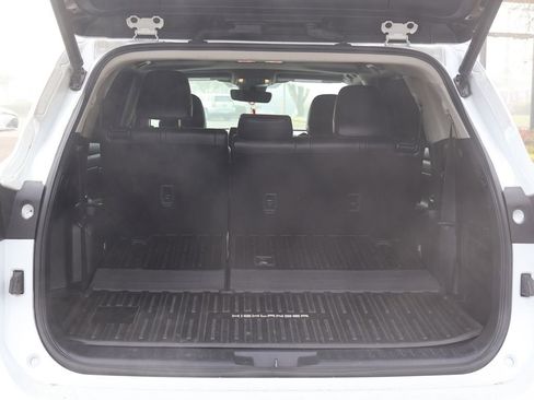 Used 2022 Toyota Highlander XLE image 6