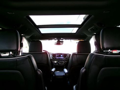 Used 2025 Chrysler Pacifica Limited FWD image 18