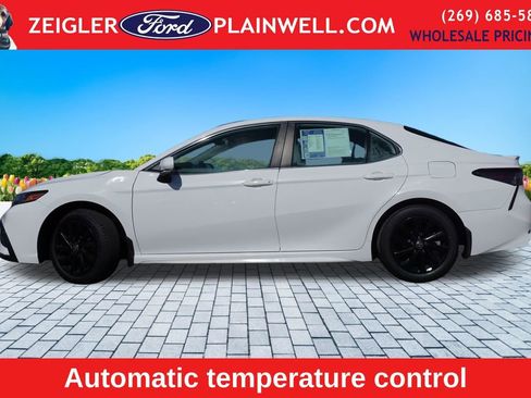 Used 2024 Toyota Camry SE image 2