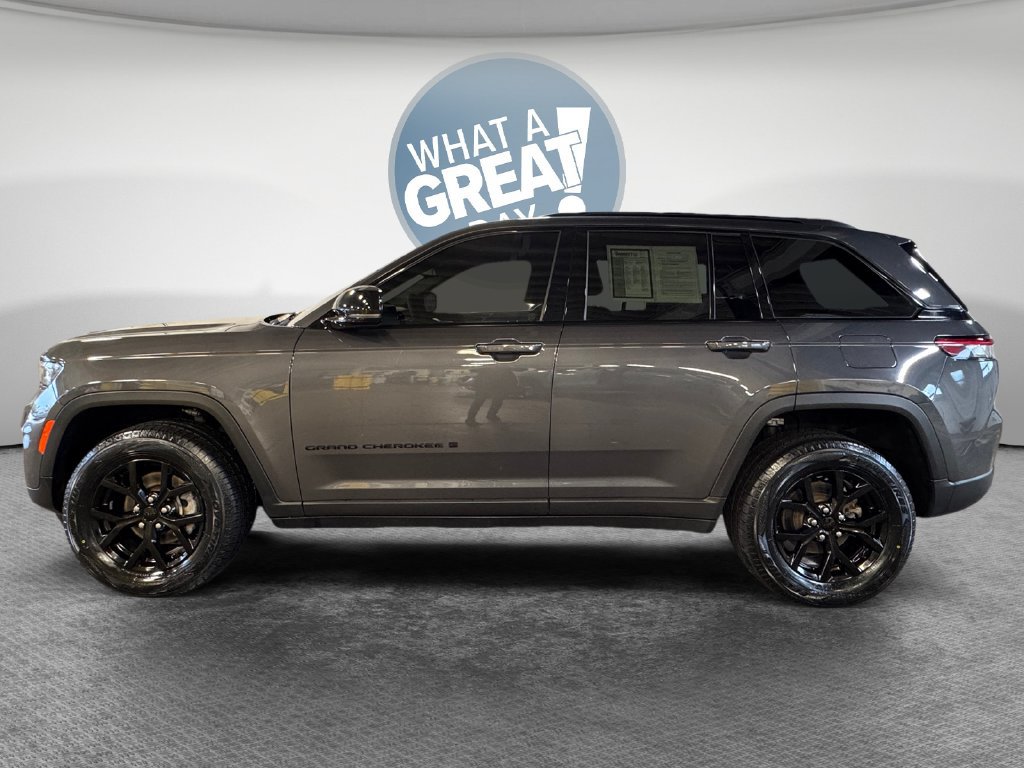 Used 2024 Jeep Grand Cherokee Altitude AWD/4WD image 7