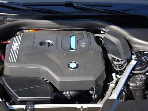 Used 2023 BMW 530e w/ Premium Package image 25