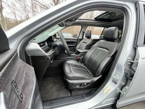 Used 2023 Jeep Grand Cherokee L Limited AWD/4WD image 16