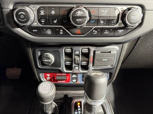 Used 2024 Jeep Wrangler Unlimited Rubicon w/ Capability Package image 22