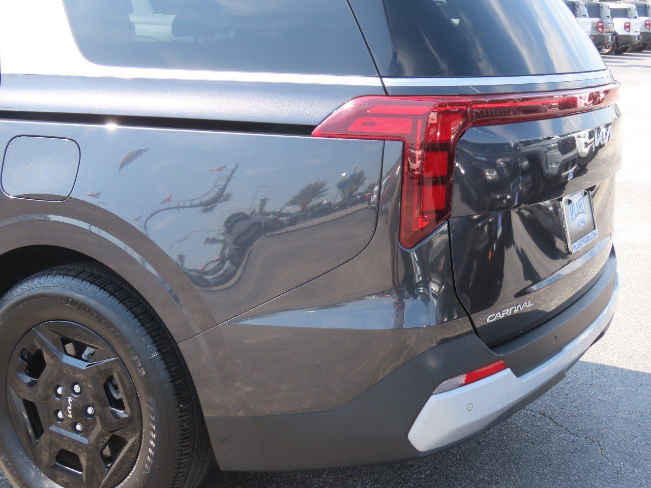 Used 2025 Kia Carnival FWD image 15
