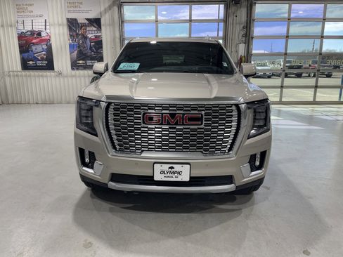 Used 2021 GMC Yukon XL Denali w/ Denali Premium Package image 3