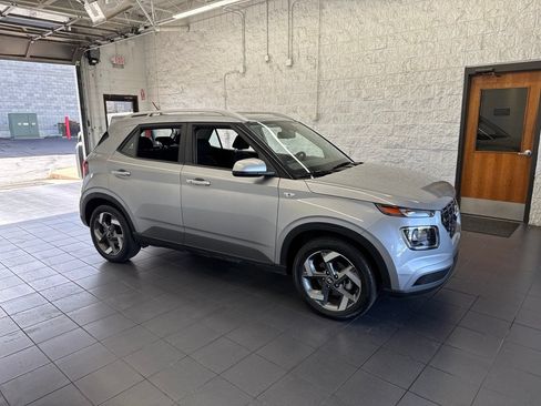 Used 2025 Hyundai Venue SEL FWD image 1