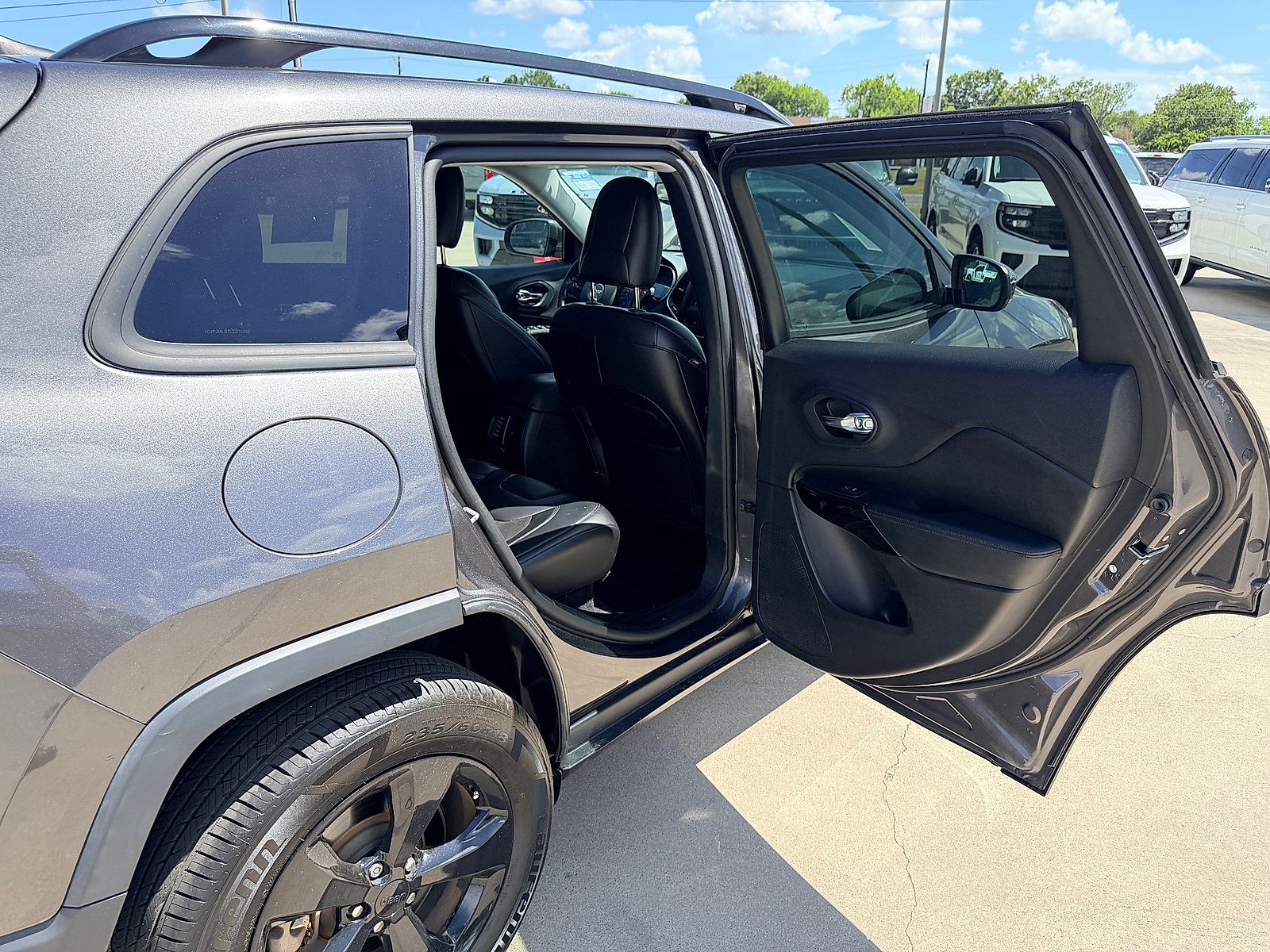 Used 2020 Jeep Cherokee Latitude Plus AWD/4WD image 15