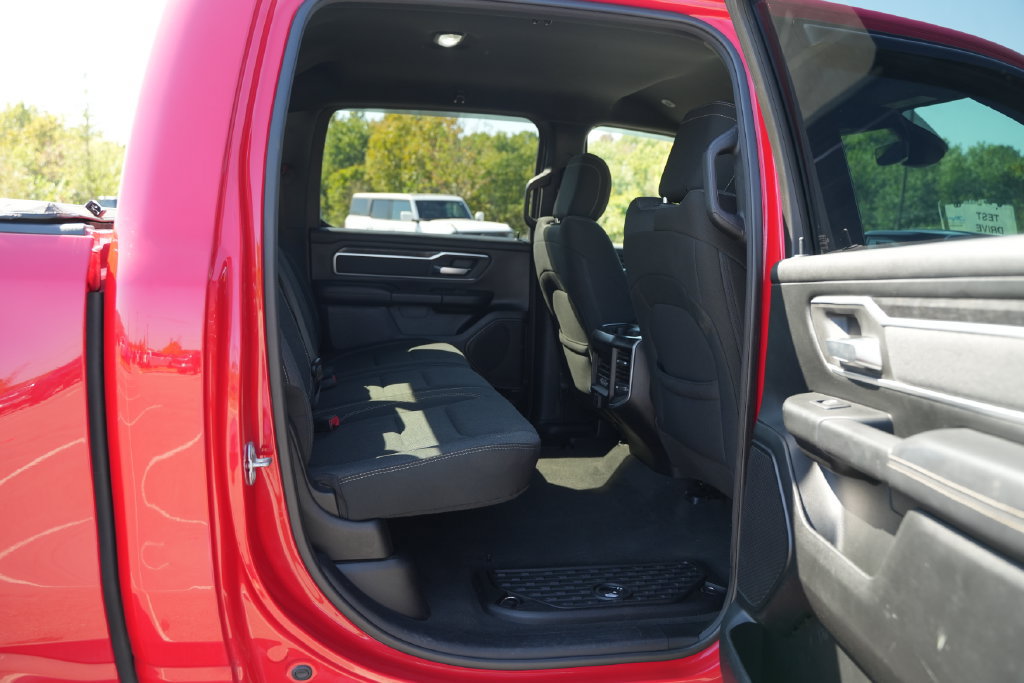 Used 2020 RAM 1500 4x4 Crew Cab image 23