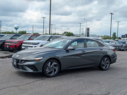Used 2025 Hyundai Elantra Limited FWD image 1